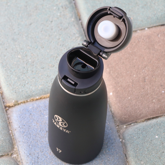 traveler-fliplocktm-lid-e0 96076-R-TravelerLid-Lifestyle-Onyx.png